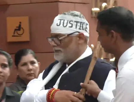 इंडिया ब्लॉक का संसद में हंगामा: छात्रों पर पैलेट गन और AK-47 के इस्तेमाल पर सरकार से जवाब तलब