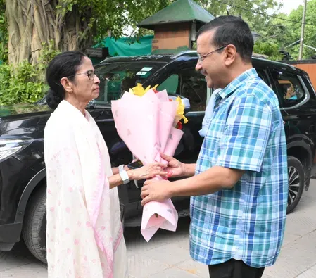 इंडिया ब्लॉक बैठक से पहले ममता बनर्जी ने केजरीवाल से की मुलाकात, AAP और DMK ने बनाई दूरी