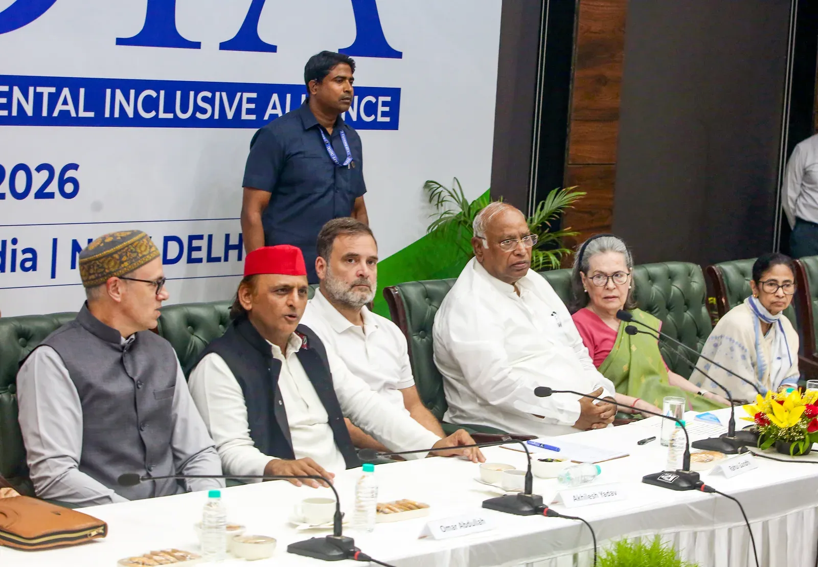इंडिया ब्लॉक बैठक पर सियासी घमासान: कांग्रेस बोली एकजुटता, भाजपा ने कहा बिखर रहा गठबंधन