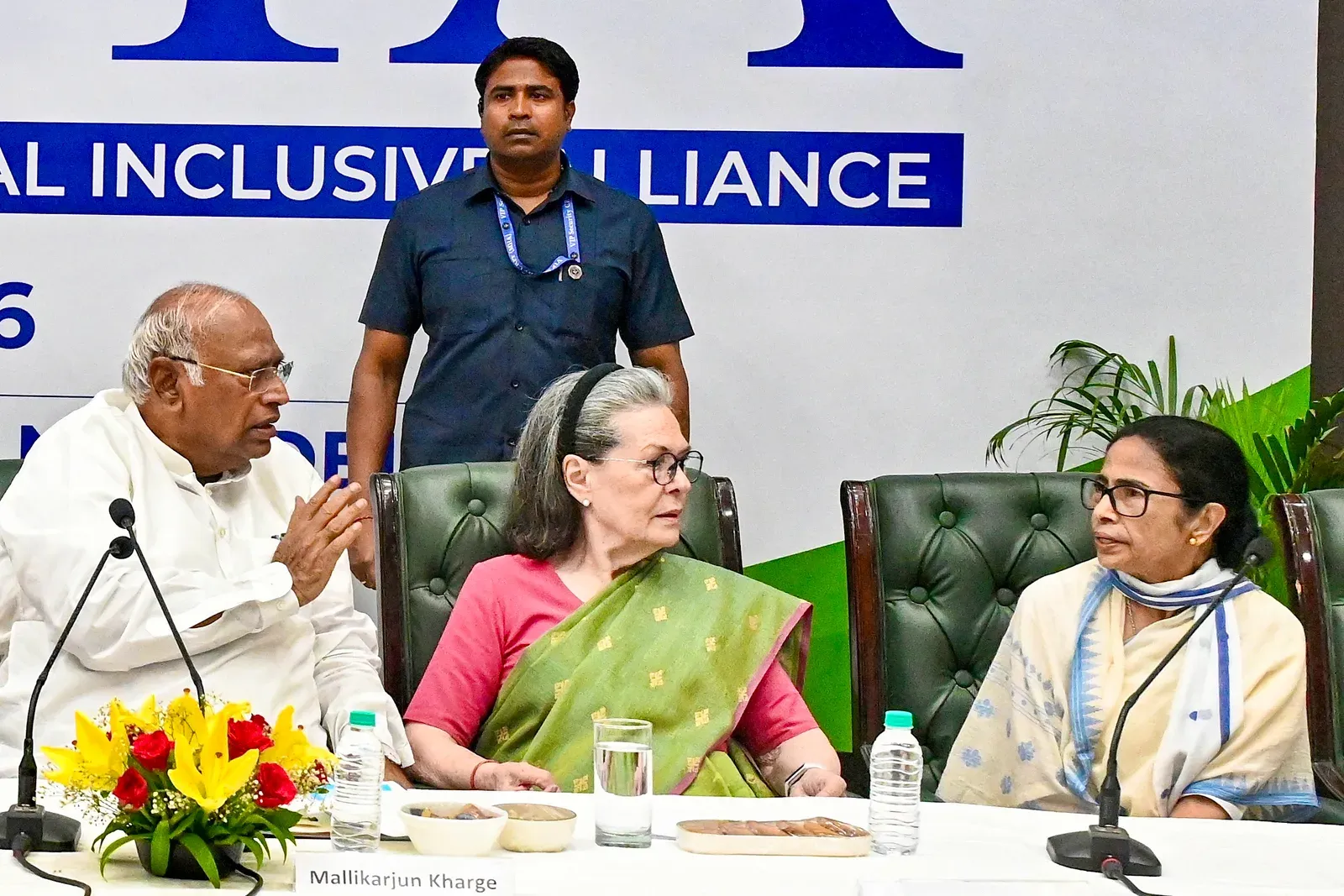 इंडिया ब्लॉक बैठक में खड़गे का आह्वान: डिलिमिटेशन बिल हार के बाद विपक्षी एकता को और धार देने की जरूरत