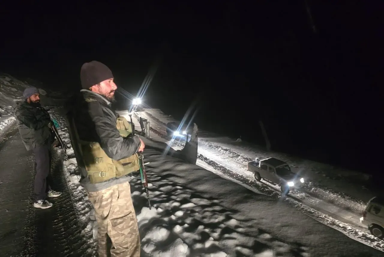 214 Tourists Rescued by Indian Army and J&K Police from Sinthan Pass Amid Heavy Snowfall