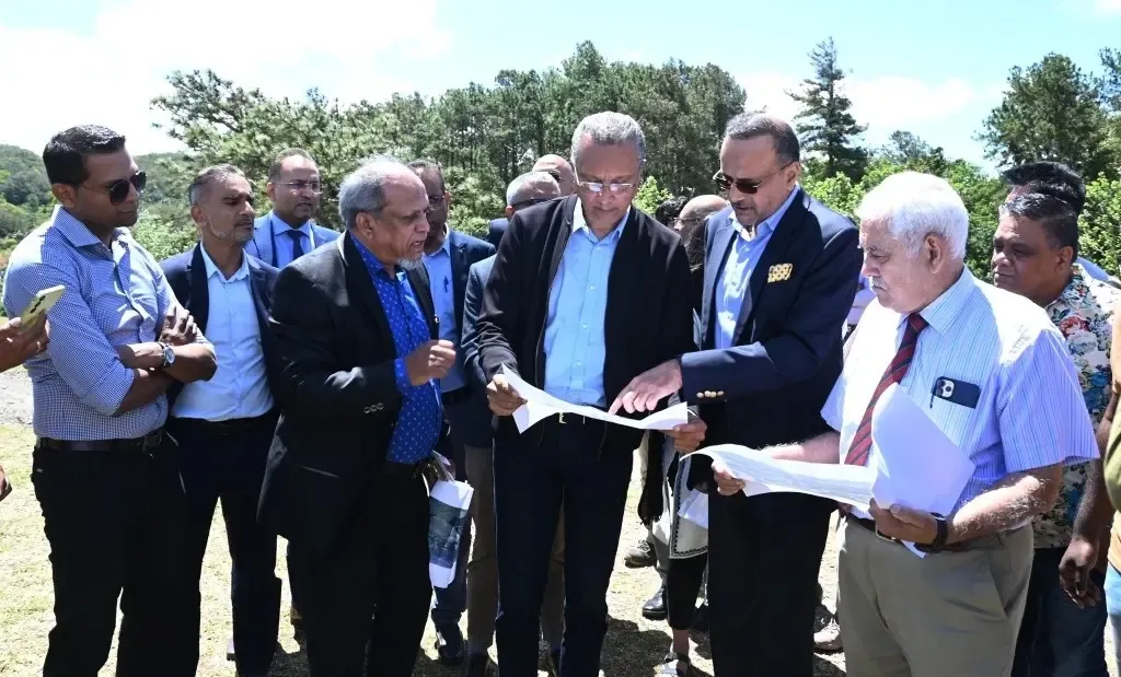 How is India's envoy and Mauritius minister collaborating on a floating solar project?