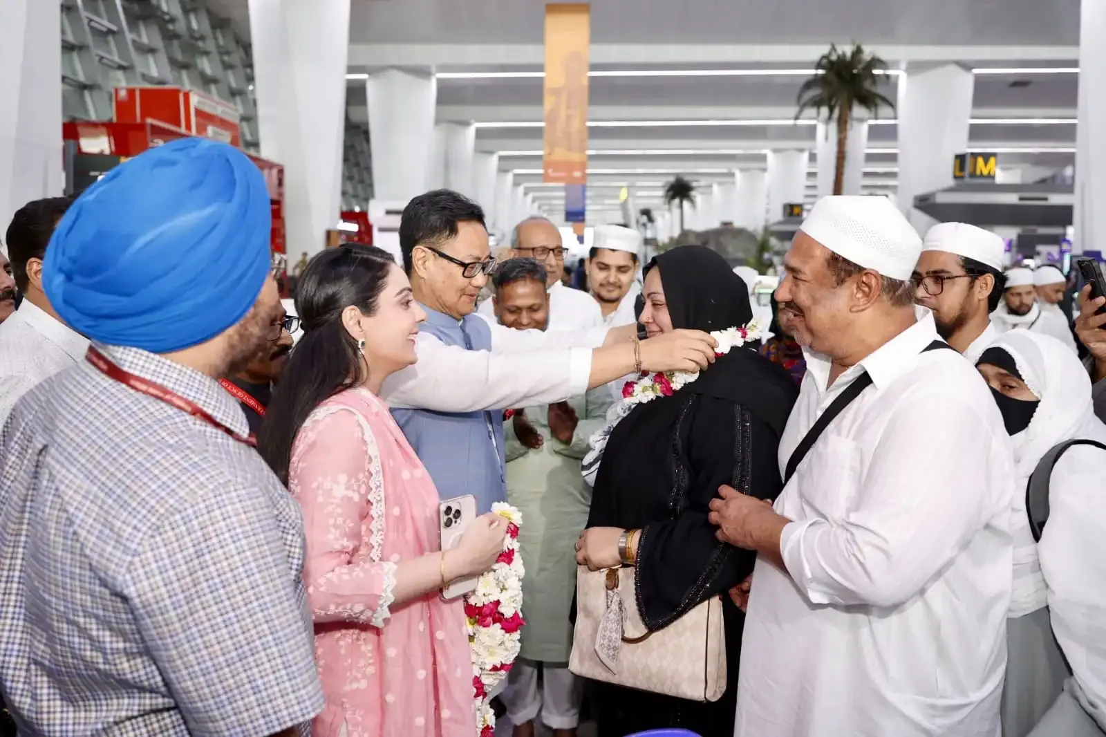 How is the Indian Haj Mission Assisting Pilgrims on Their Journey to Mina?