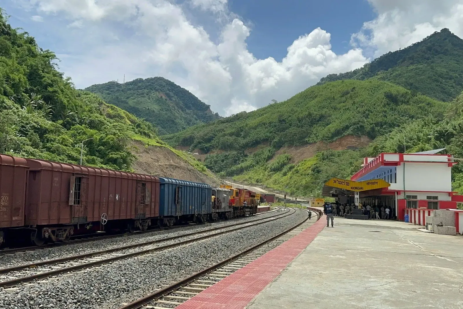 Indian Railways Achieves Milestone with 1,670 MT Freight and Daily 25,000 Train Operations in FY26