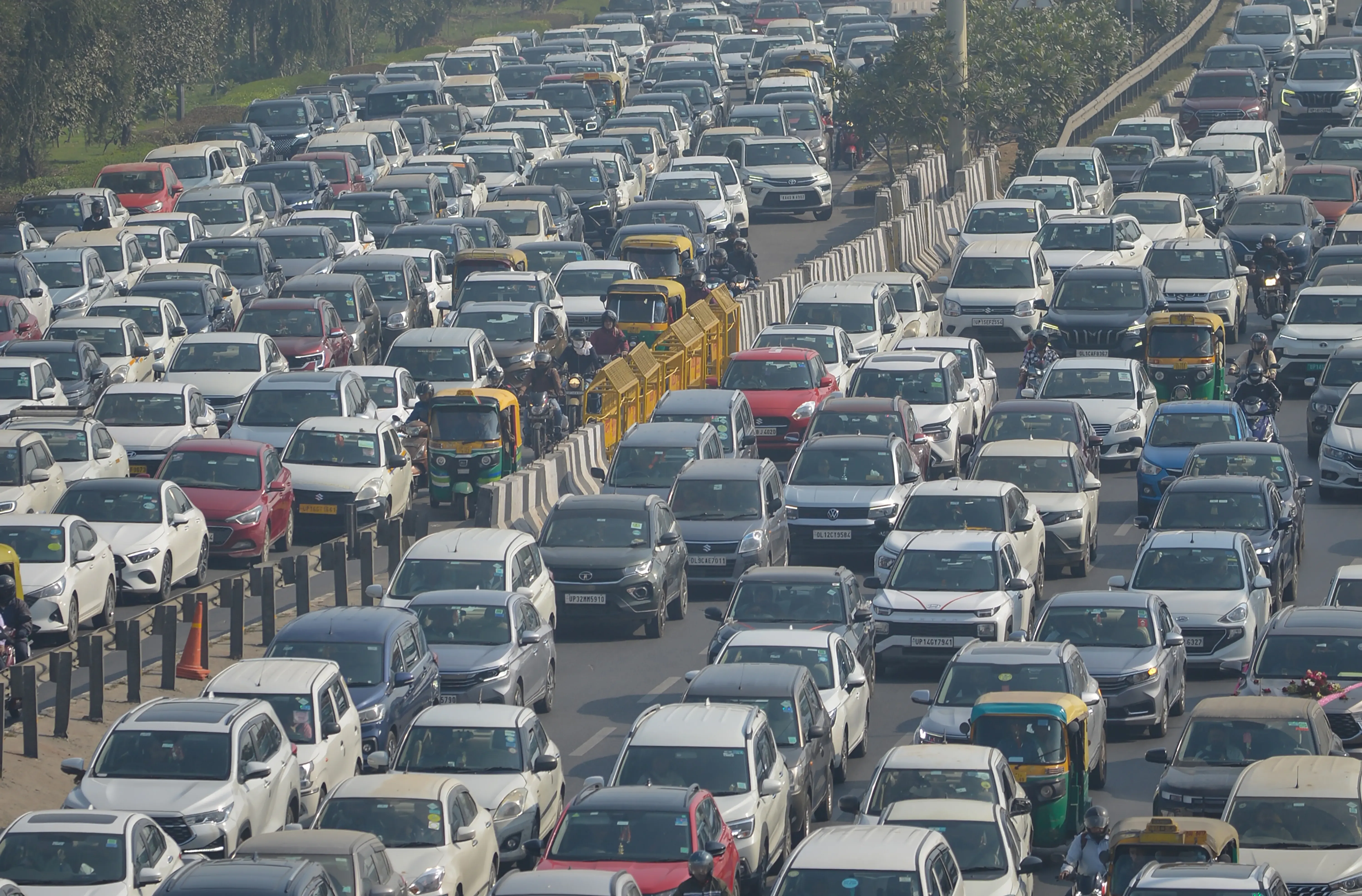 March Sees a 16%25 Surge in India's Passenger Vehicle Sales: Latest Insights