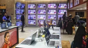 India's Smart TV Market: Flat Shipments but Growth in QLED and Larger Screens in 2025