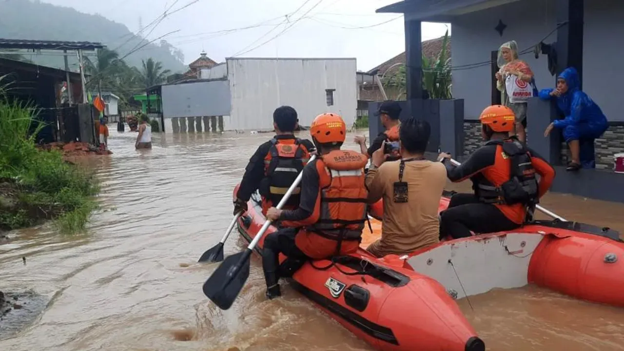 Tragic Flash Floods and Landslides in West Java, Indonesia Claim Five Lives and Leave Seven Missing