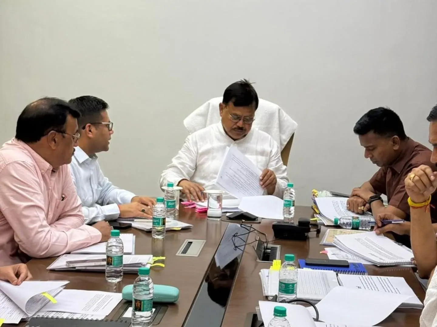इंदौर बिजली लापरवाही: ऊर्जा मंत्री तोमर के निरीक्षण के बाद दो इंजीनियरों को नोटिस