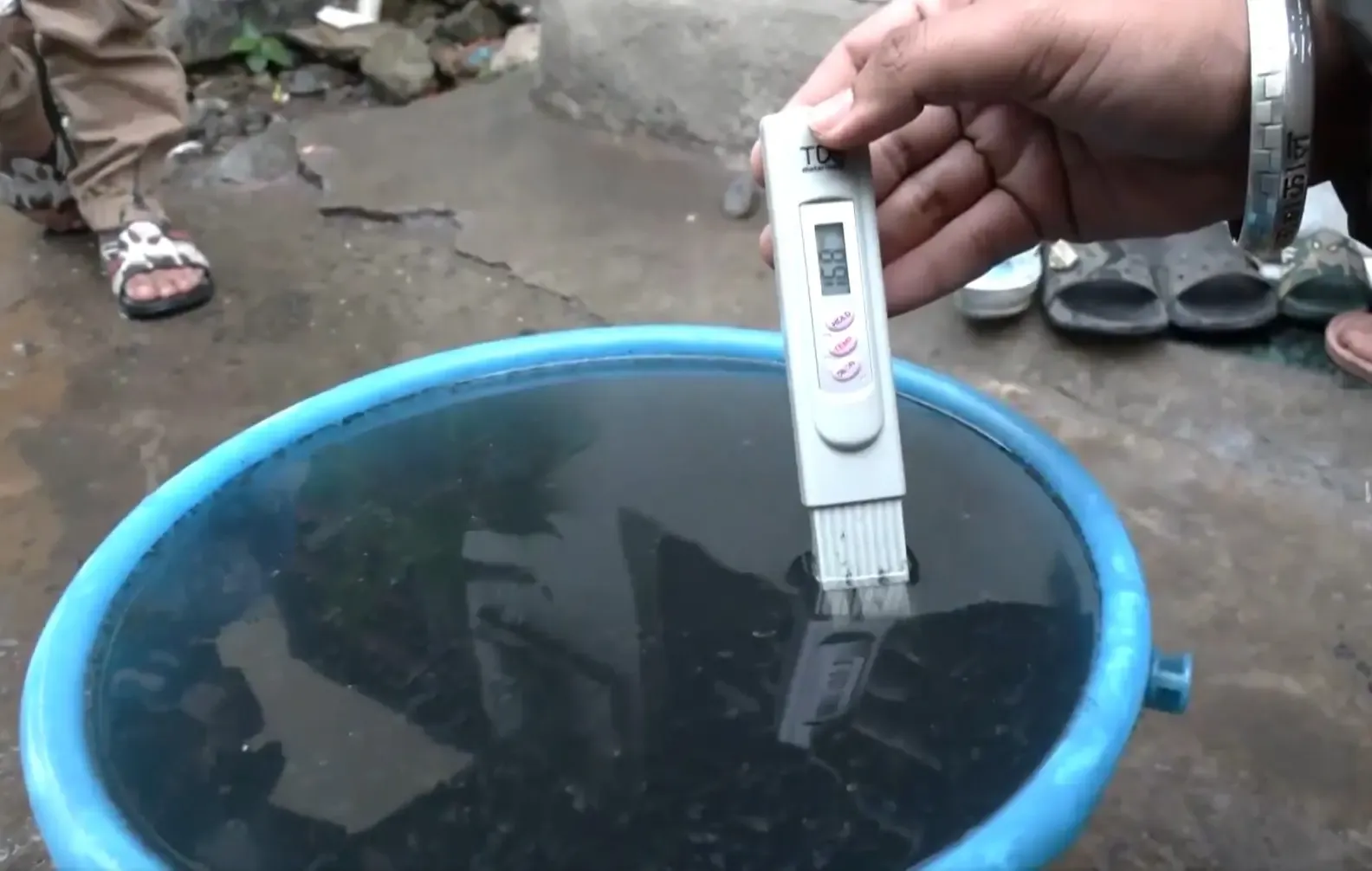 क्या इंदौर में नर्मदा जल आपूर्ति पर सवाल उठाना जरूरी है? बेकरी गली में कीड़ों वाला पानी?