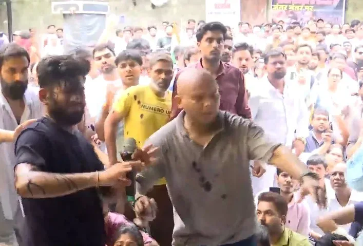 Ink hurled at CJP founder Dipke at Jantar Mantar amid NEET protest