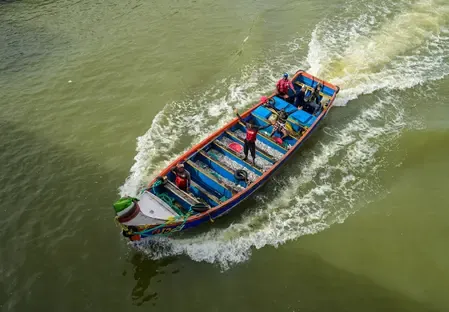 Have Inmarsat satellite phone services been restored for TN's fishermen stranded at sea?