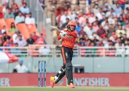 आईपीएल 2026: अभिषेक ने खेली तूफानी पारी, बटलर-जयसूर्या के रिकॉर्ड की बराबरी की