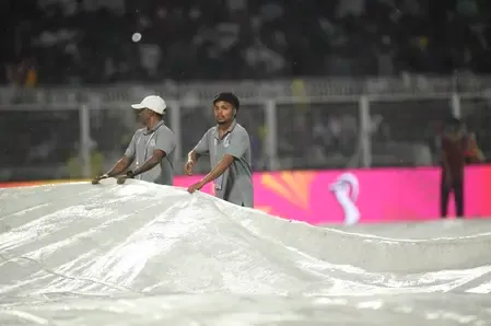 IPL 2026: Rain Delays KKR vs PBKS Match After Early Wickets in Kolkata