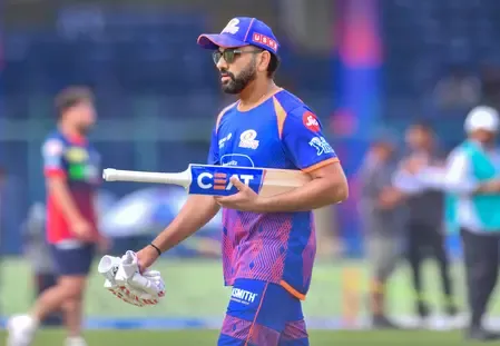 आईपीएल 2026: डीसी-एमआई का मैच देखने पहुंचे फैंस, रोहित शर्मा से शानदार प्रदर्शन की उम्मीद