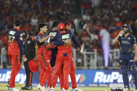 आईपीएल 2026 फाइनल: डार की 3 विकेट, भुवनेश्वर-हेजलवुड का कहर, आरसीबी ने जीटी को 155 पर समेटा