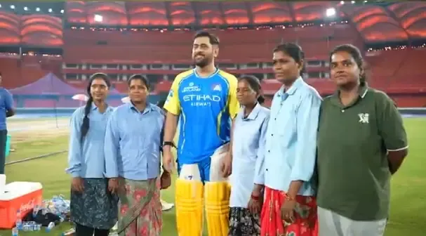 महेंद्र सिंह धोनी ने ग्राउंड्समैन के साथ तस्वीरें खींचकर फैंस को किया मंत्रमुग्ध