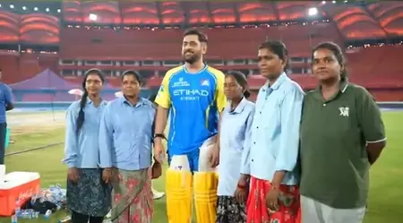 आईपीएल 2026: ग्राउंड्समैन के साथ तस्वीरें खिंचवाने पहुंचे महेंद्र सिंह धोनी, जीता फैंस का दिल