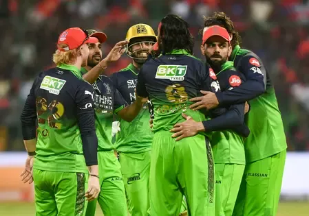 आईपीएल 2026: आरसीबी ने टॉस जीतकर चुनी गेंदबाजी, जीटी के खिलाफ जेसन होल्डर का डेब्यू