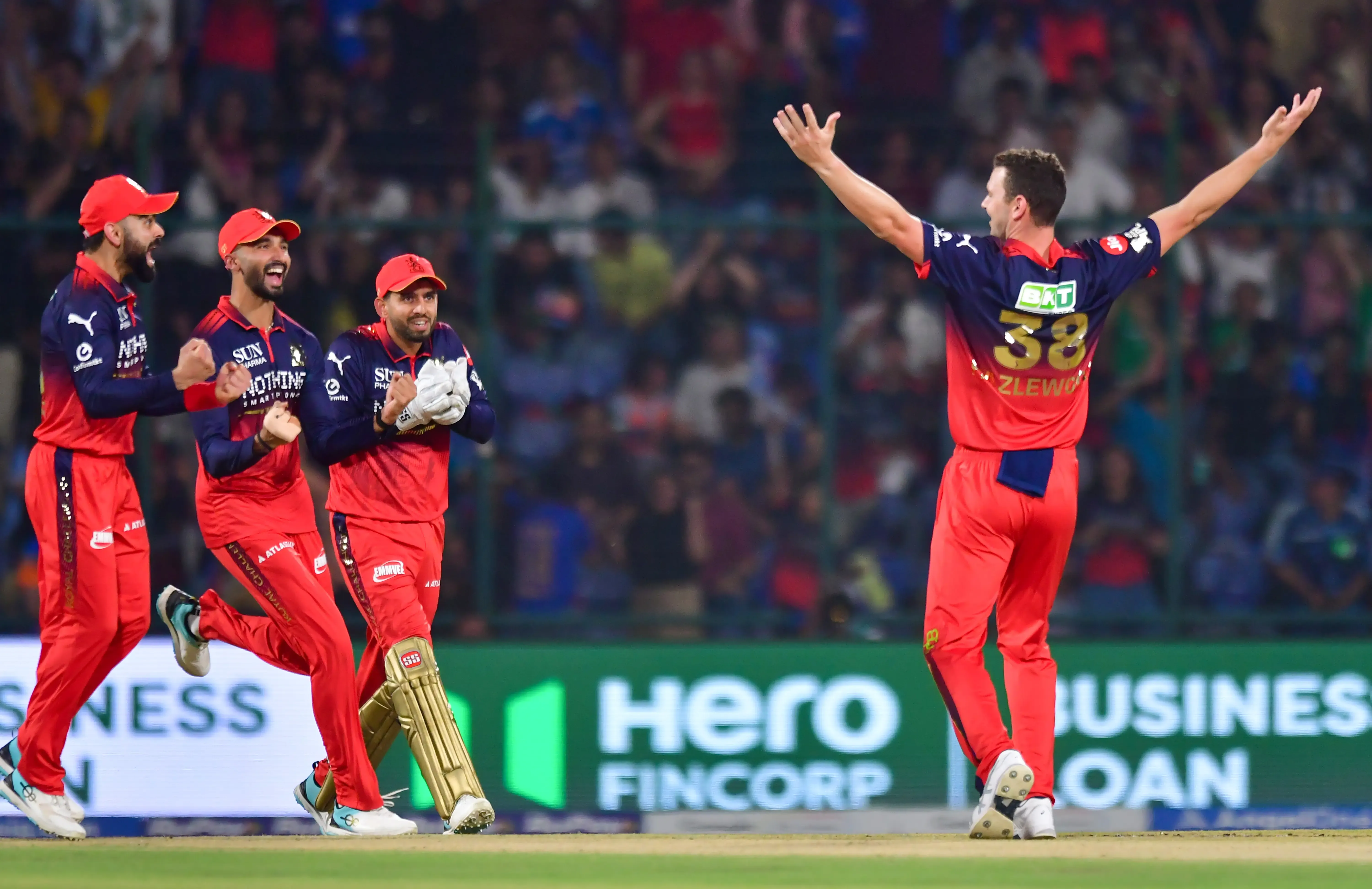 आईपीएल 2026: हेजलवुड-भुवनेश्वर की विनाशकारी गेंदबाज़ी से डीसी ध्वस्त, आरसीबी की 9 विकेट की जीत