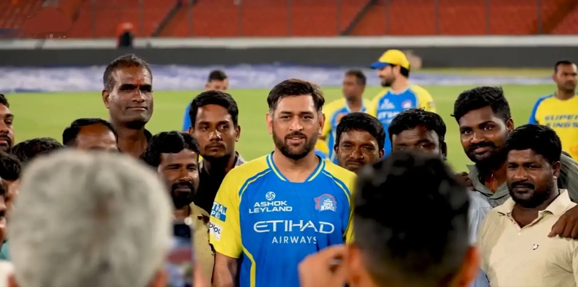 IPL 2026: MS Dhoni Captivates Fans with Heartwarming Gesture