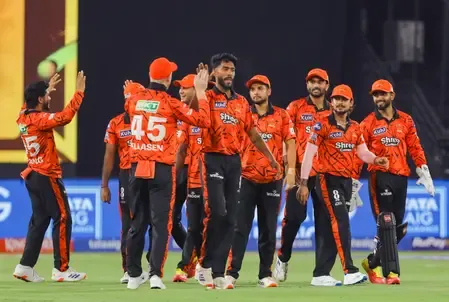 IPL 2026: SRH Coach Varun Aaron Encourages Debutants Praful and Sakib to Enjoy the Game