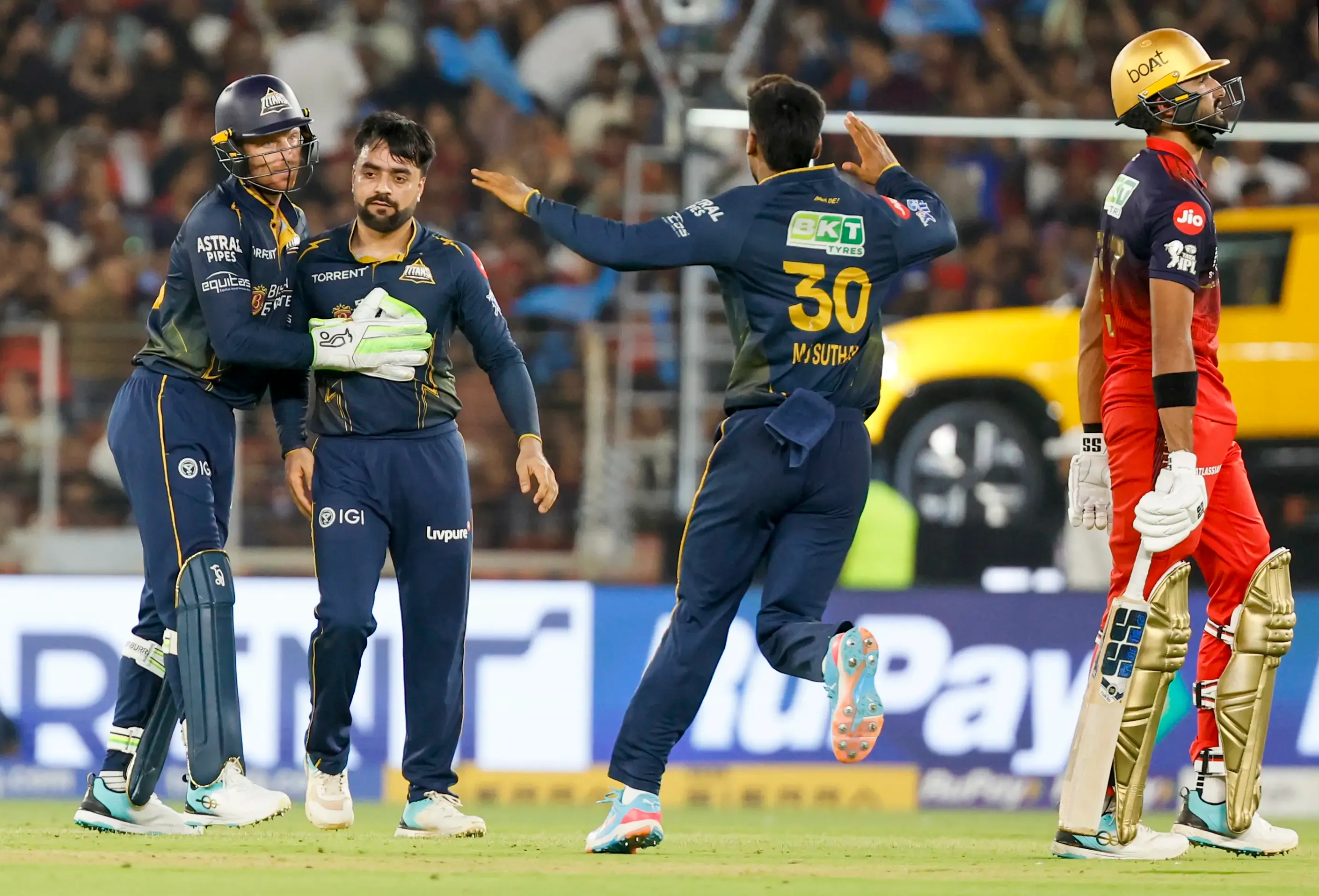 आईपीएल 2026: आरसीबी का मिडिल ऑर्डर निराश, जीटी को 156 रनों का चुनौतीपूर्ण लक्ष्य