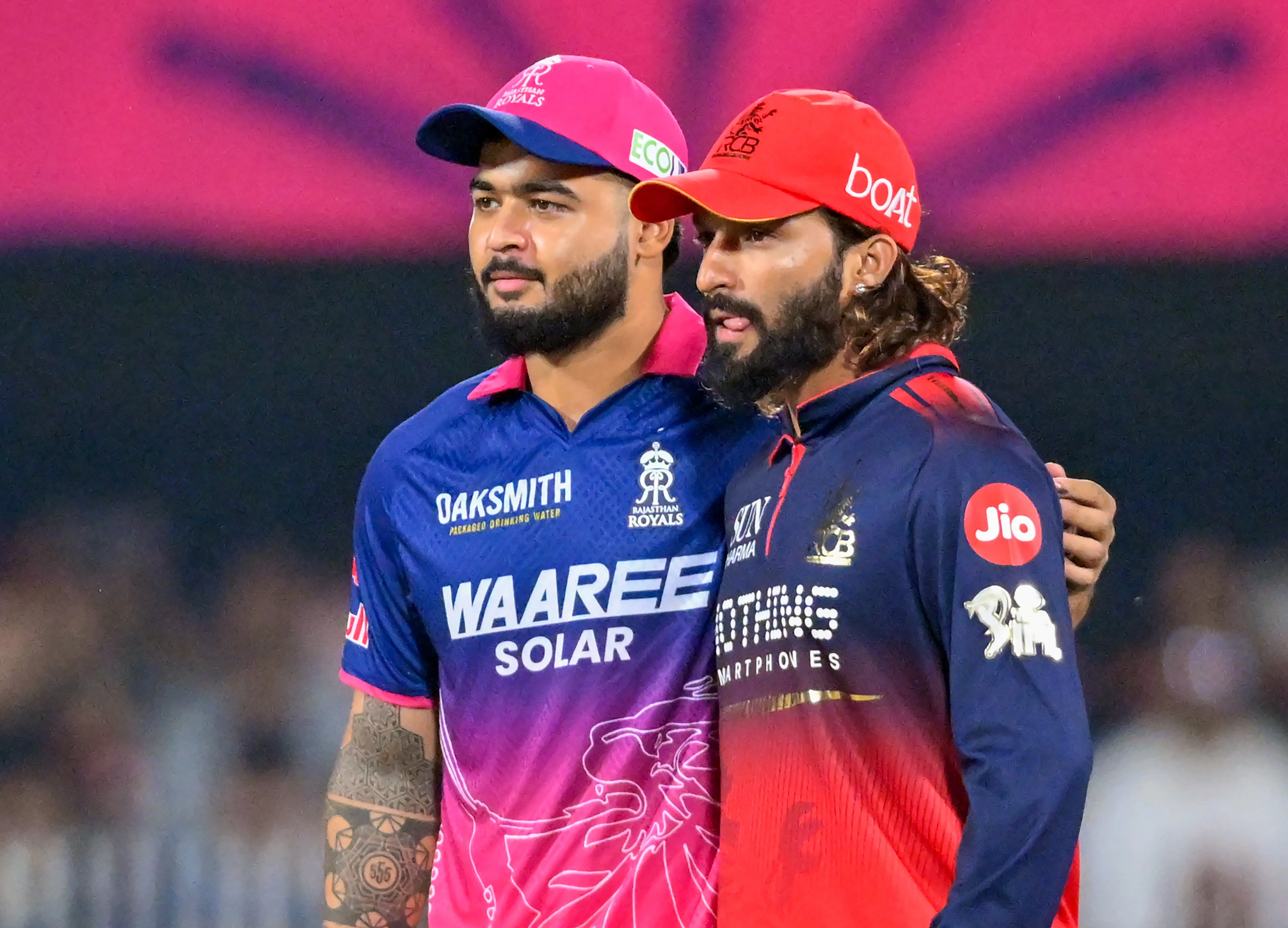 आईपीएल 2026: आरआर ने टॉस जीतकर आरसीबी के खिलाफ चुनी गेंदबाजी, जोश हेजलवुड की वापसी