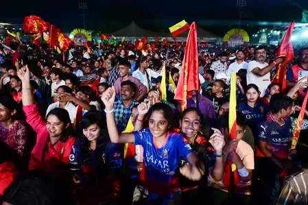 How has IPL aided international players in facing intimidating crowds in India?