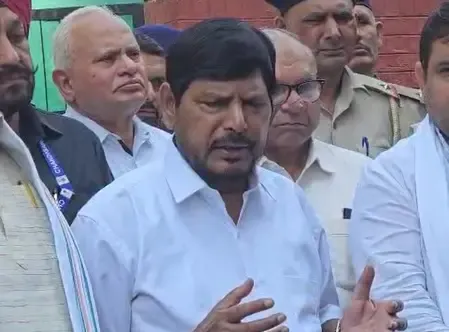 आईपीएस वाई. पूरन कुमार के परिवार से मिले रामदास आठवले, आरोपी अधिकारियों पर कार्रवाई की मांग 