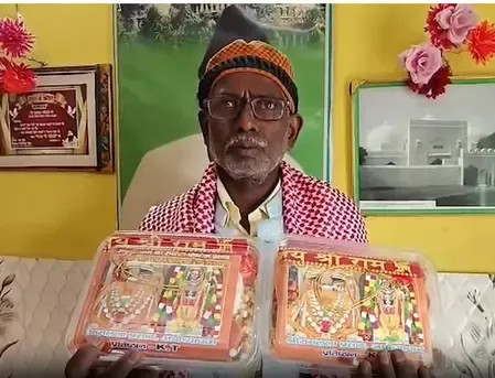 इकबाल अंसारी ने सुरक्षाकर्मियों और श्रद्धालुओं को भेंट की प्रभु राम की तस्वीर