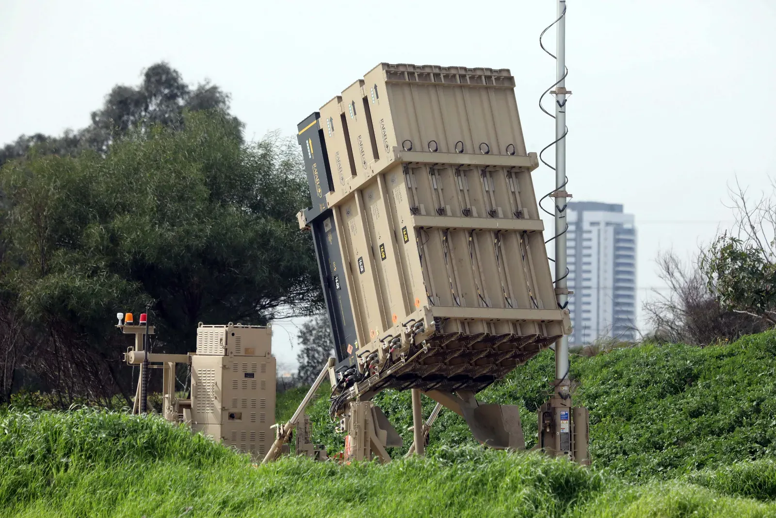 ईरान-इजरायल तनाव: मिसाइल हमलों के बाद इजरायली डिफेंस सिस्टम सक्रिय, IDF हाई अलर्ट पर