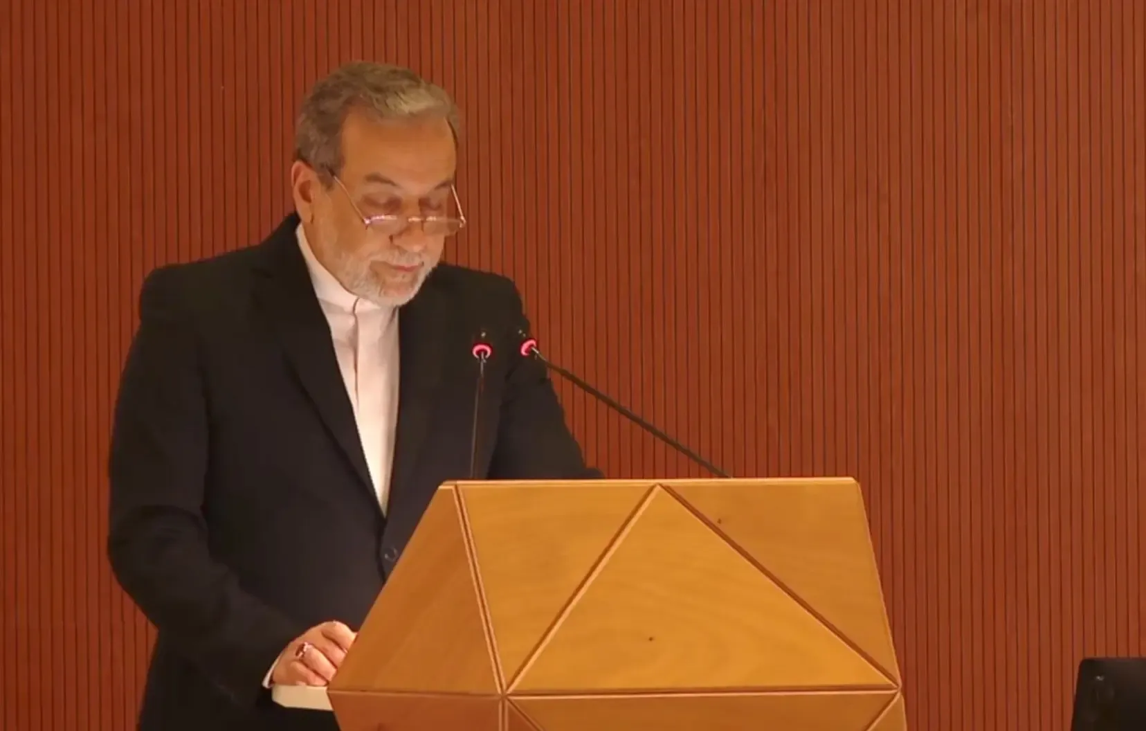 Iran's Foreign Minister Declares Uranium Enrichment Principle Non-Negotiable