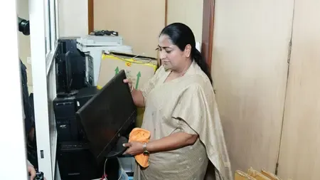 आईएसबीटी में गंदगी देख सीएम रेखा गुप्ता को आया गुस्सा, कर्मचारियों से किया नए ऑफिस का वादा