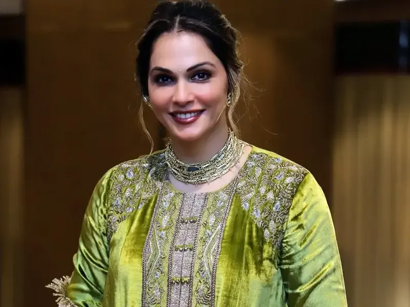 Did Isha Koppikar Sing ‘Chal Kahin Door Nikal Jayen’ While Enjoying Mumbai's Rain?