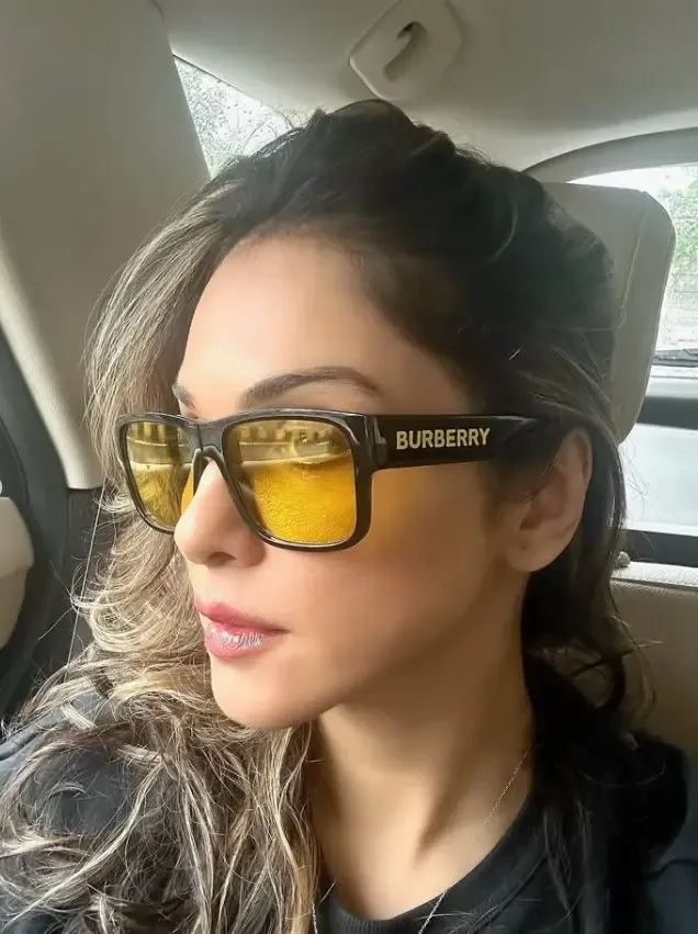 क्या ईशा कोप्पिकर का स्टाइलिश लुक सोशल मीडिया पर छाया?