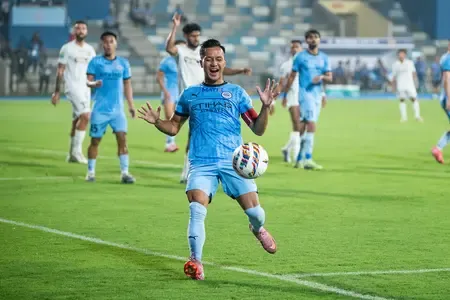 How did Mumbai City edge past Chennaiyin in ISL 2025-26?