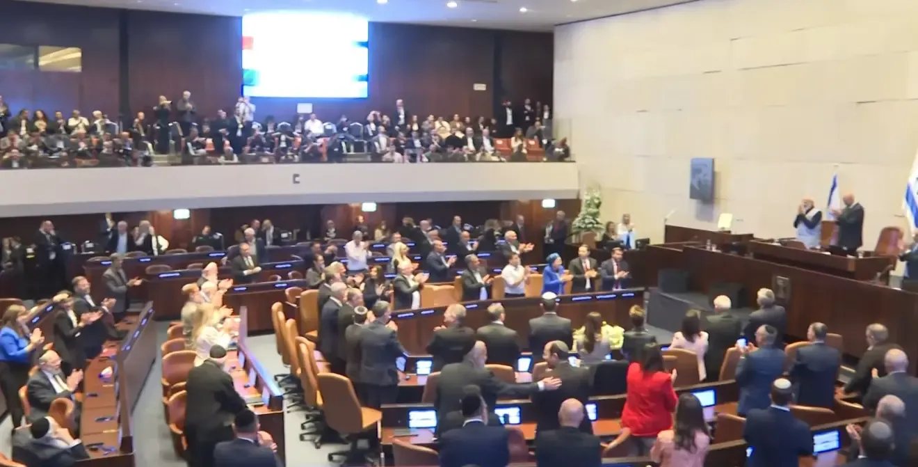 इजरायली संसद में पीएम मोदी का भव्य स्वागत, 'मोदी-मोदी' के नारों से गूंजा नेसेट