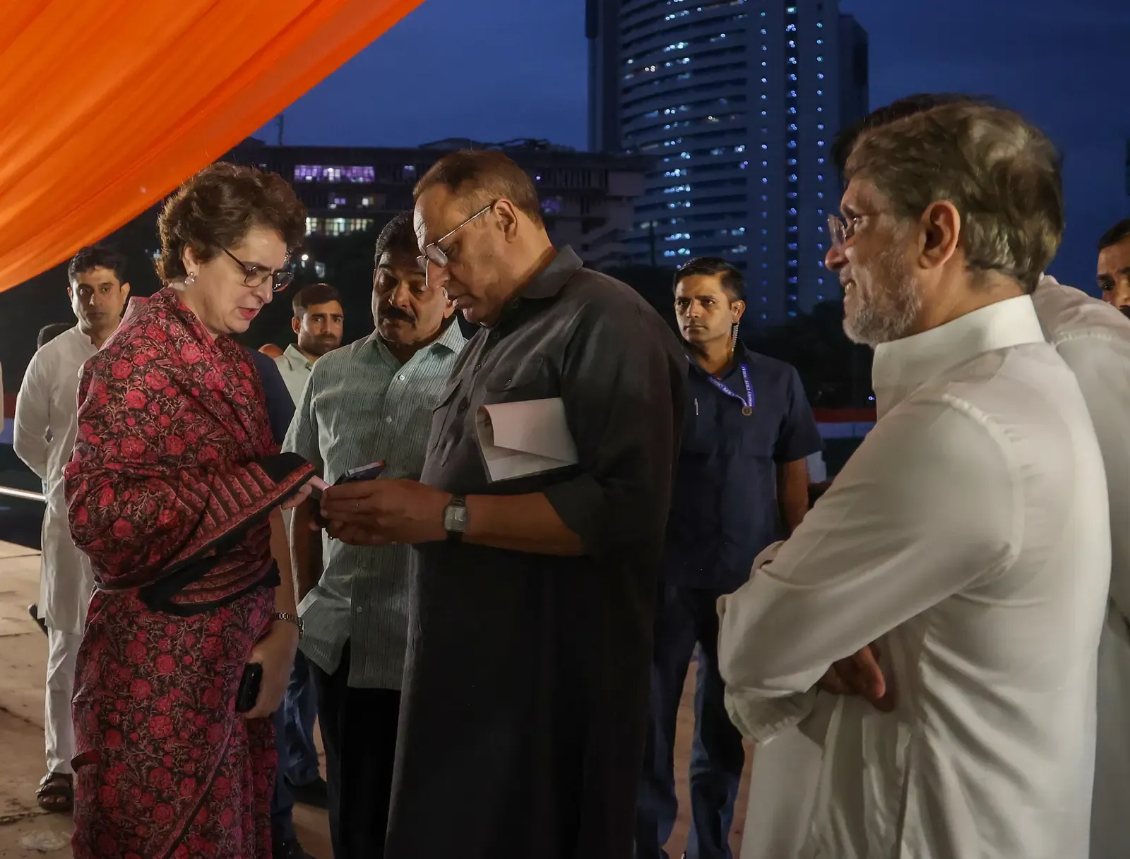 रामलीला मैदान रैली 1 नवंबर: इंडिया गठबंधन की तैयारी तेज, एनडीए ने व्यापारी-विरोधी बताया