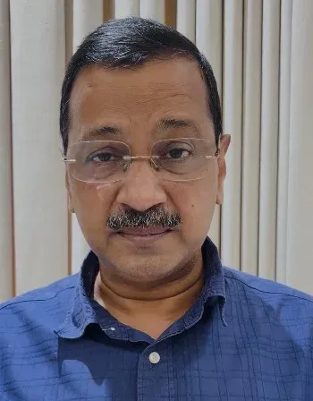 पेपर लीक विरोध: केजरीवाल का धर्मेंद्र प्रधान पर हमला — 'छात्रों को देशविरोधी बताना अहंकार'