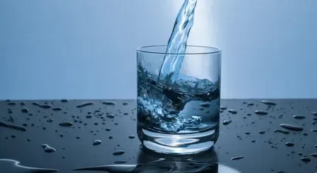 मानसून में गुनगुना पानी है अच्छे स्वास्थ्य की कुंजी, जानिए कब-कब पीने से होगा लाभ