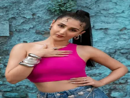 ध्वनि भानुशाली: यंग जनरेशन की फेवरेट सिंगर ने छुए दिल के तार, गाना सुन रोने पर मजबूर हो गए थे लोग