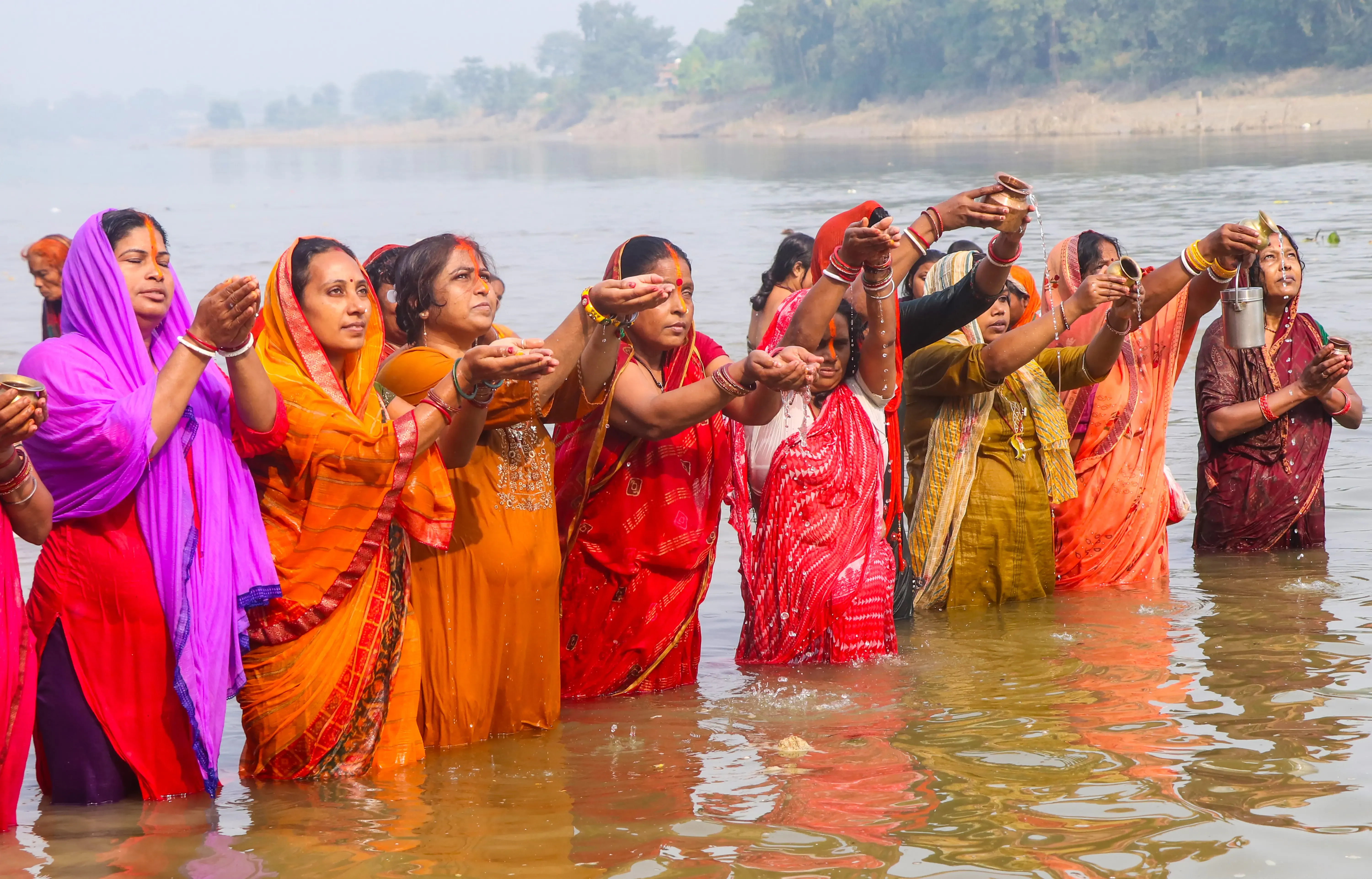 जब सूर्यदेव ने असुर को दिया अपना पुत्र बनने का वरदान, जानिए छठ व्रत से जुड़ी कर्ण की कहानी 