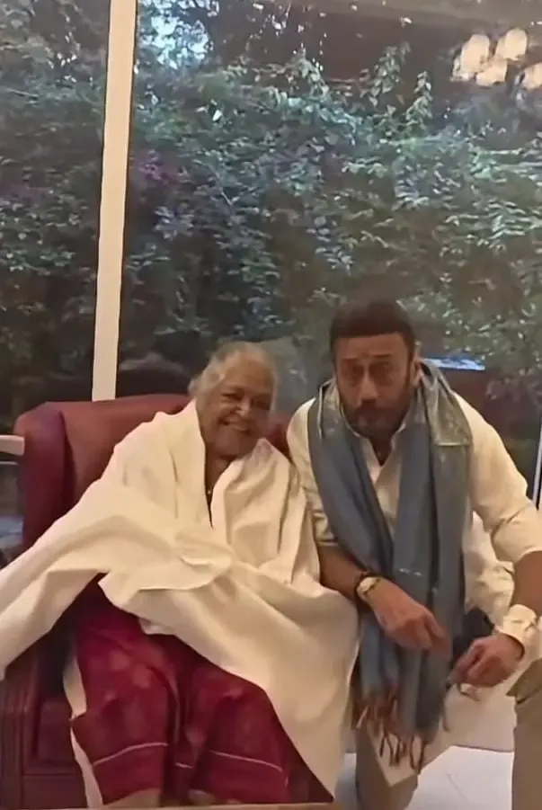 Jackie Shroff reunites with veteran actress Shubha Khote, revisits classic cinema
