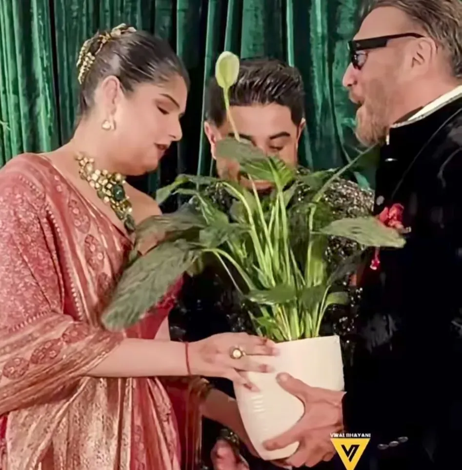 Anshula Kapoor's reception: Jackie's plant, Rekha's blessings, Bobby's stumble