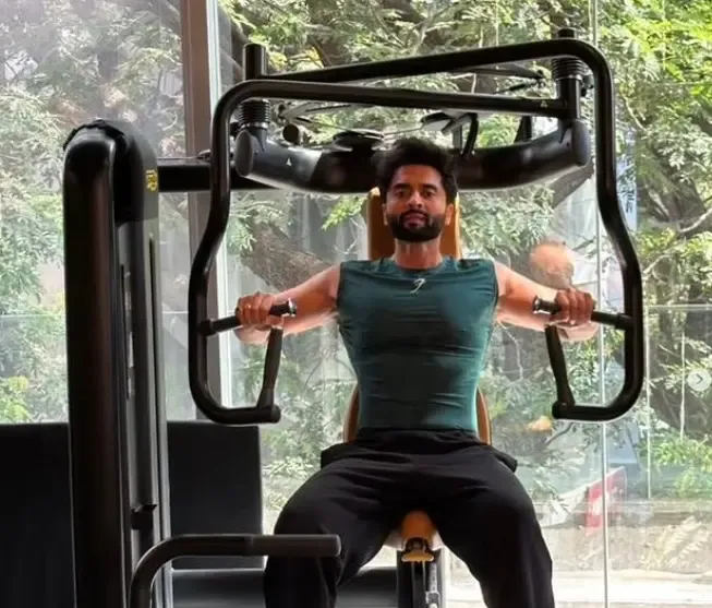 Jackky Bhagnani flaunts gym physique with midweek chest-back workout