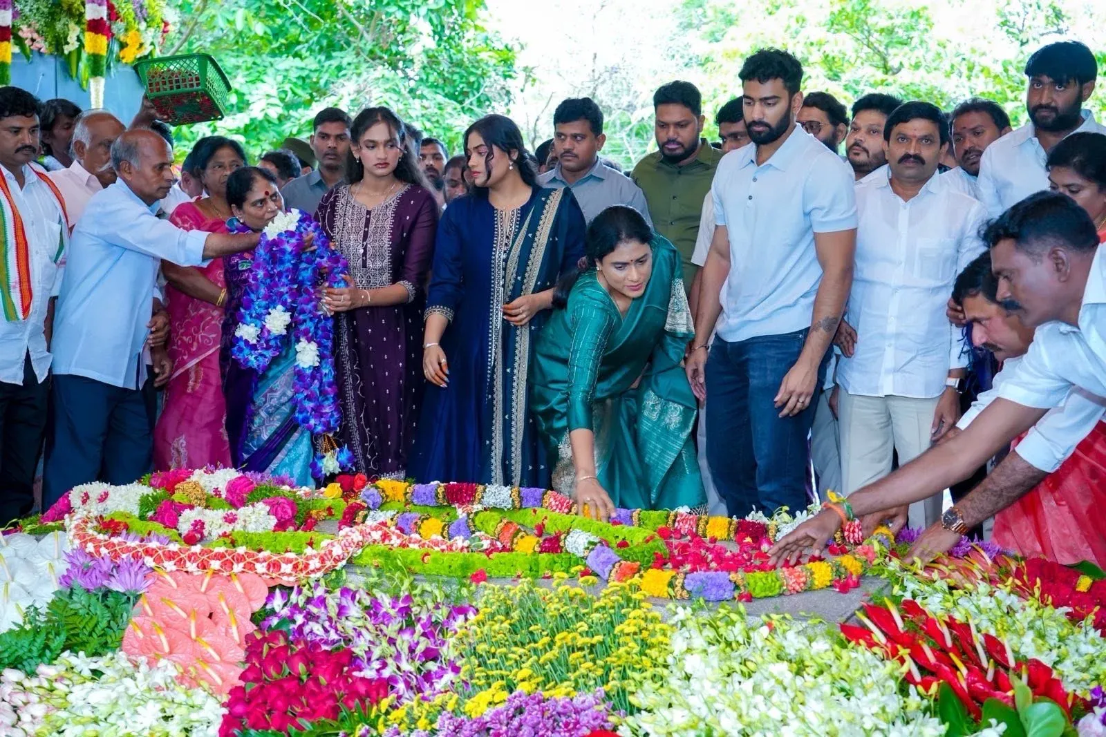 How Did Jagan and Sharmila Honor YSR on His Death Anniversary?