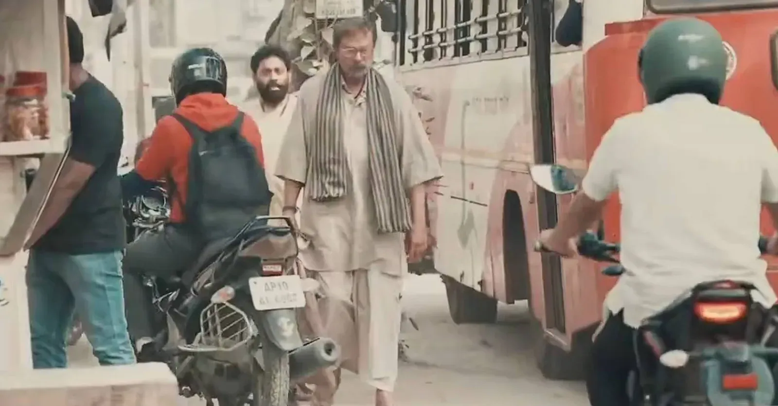 Jagapathi Babu walks unnoticed in 'Peddi' Appalasoori look, shares BTS clip