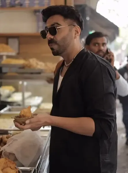 आगरा के समोसे के लिए अपारशक्ति ने दिल्ली से किया सफर