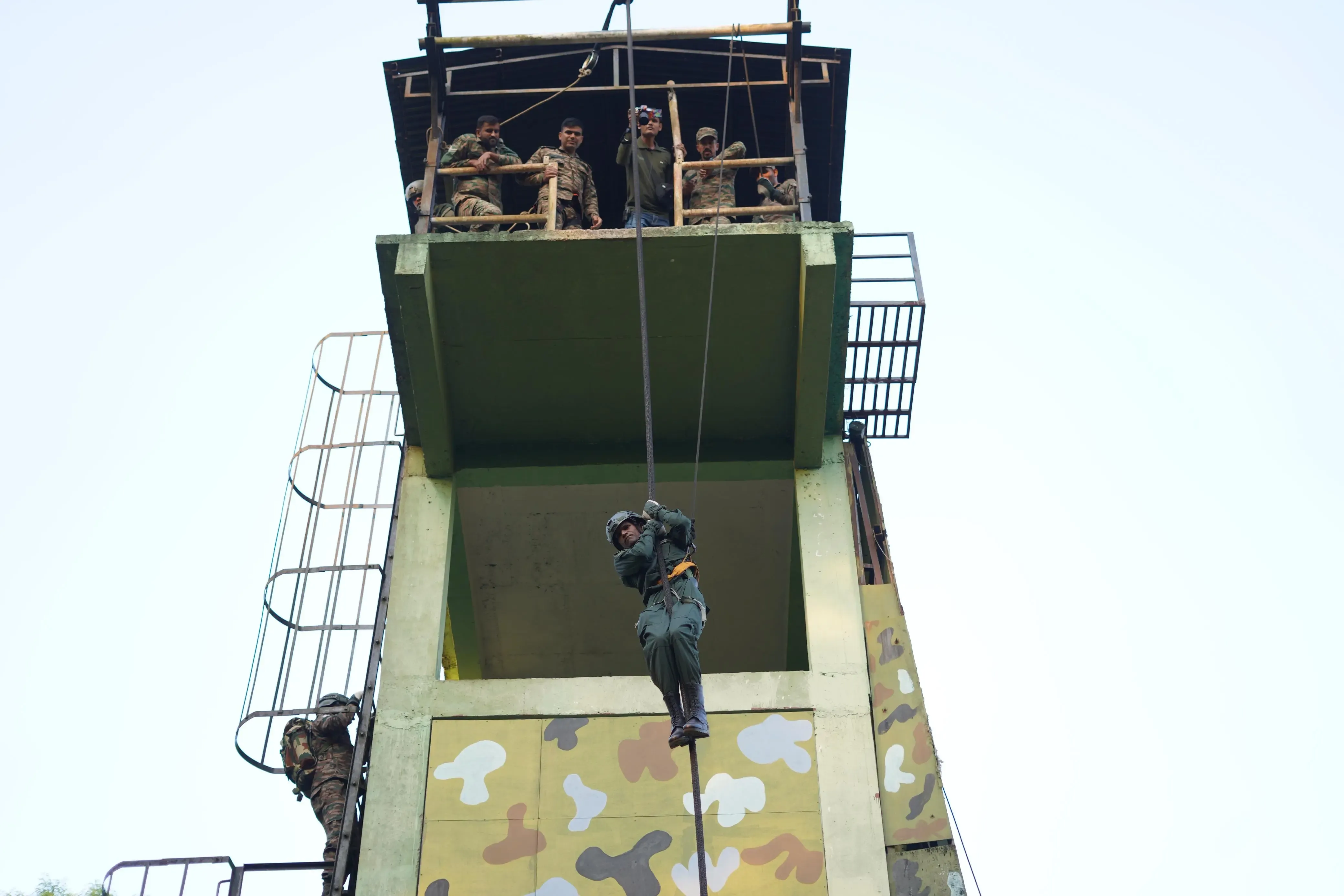 क्या भारत-श्रीलंका की सेना जहरीले सांपों से निपटने का अभ्यास कर रही है?