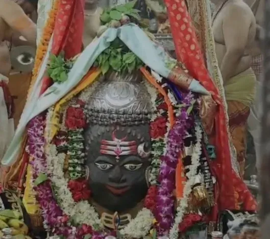 महाकालेश्वर उज्जैन: ज्येष्ठ अधिकमास पर भस्म आरती में उमड़ा जनसैलाब, त्रिपुंड-चन्द्रमा-त्रिनेत्र से सजे बाबा